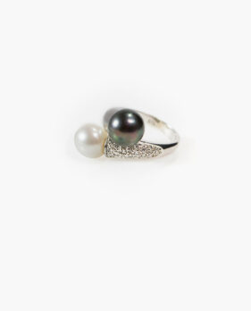 Overlapping Pearl Ring