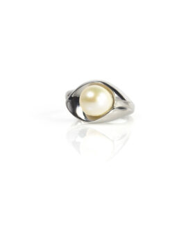 eye pearl ring