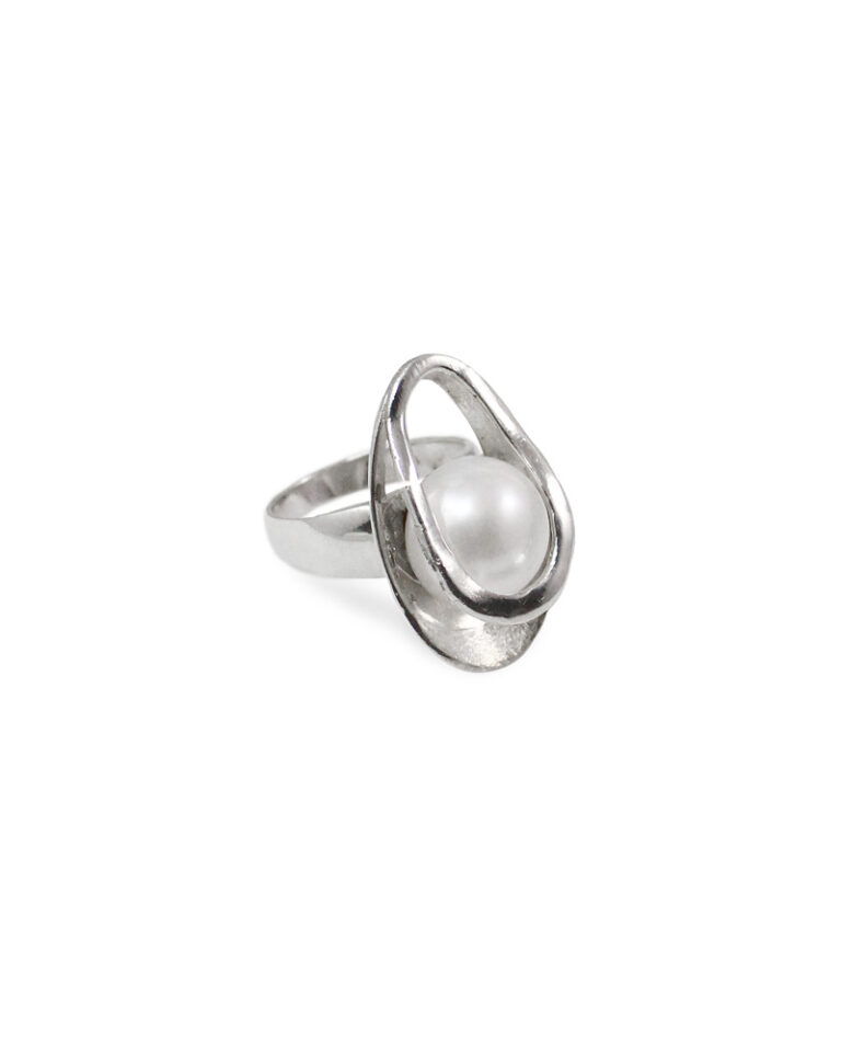 Oval Concave Pearl Ring
